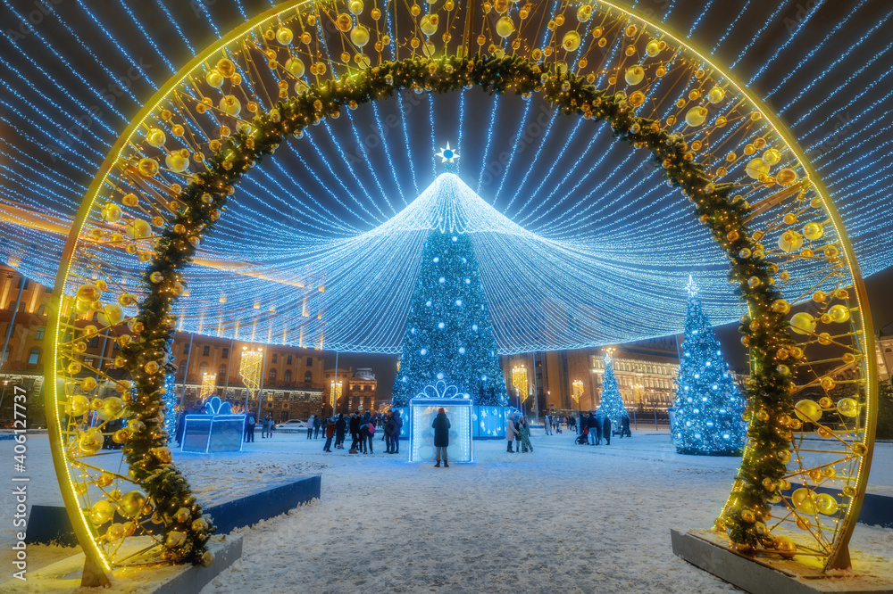 Obraz premium Christmas tree in Moscow, Russia at night. Lubyanka square. City street decorated for holidays