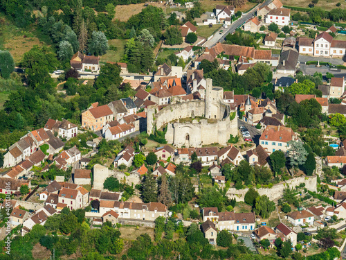 vue aérienne du château de Billy dans l'Allier en France © Francois