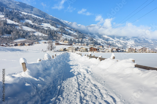 Winterwanderweg in ein Bergdorf im Zillertal in Tirol photo