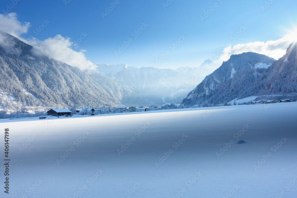 Blick ins verschneite hintere Zillertal in Tirol