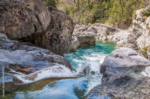 Parque natural de Ordesa y Monte Perdido. Ca    n de A  isclo. Paisaje alpino del pirineo y r  os de agua cristalina