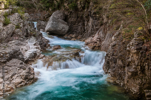 Parque natural de Ordesa y Monte Perdido. Cañón de Añisclo. Paisaje alpino del pirineo y ríos de agua cristalina