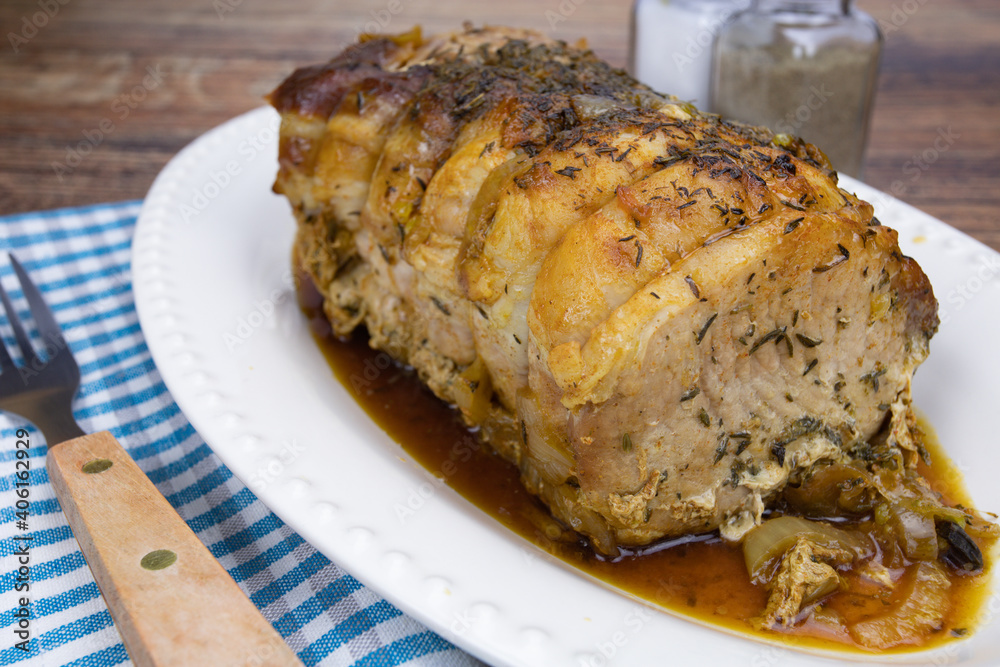 rôti de porc cuit dans un plat