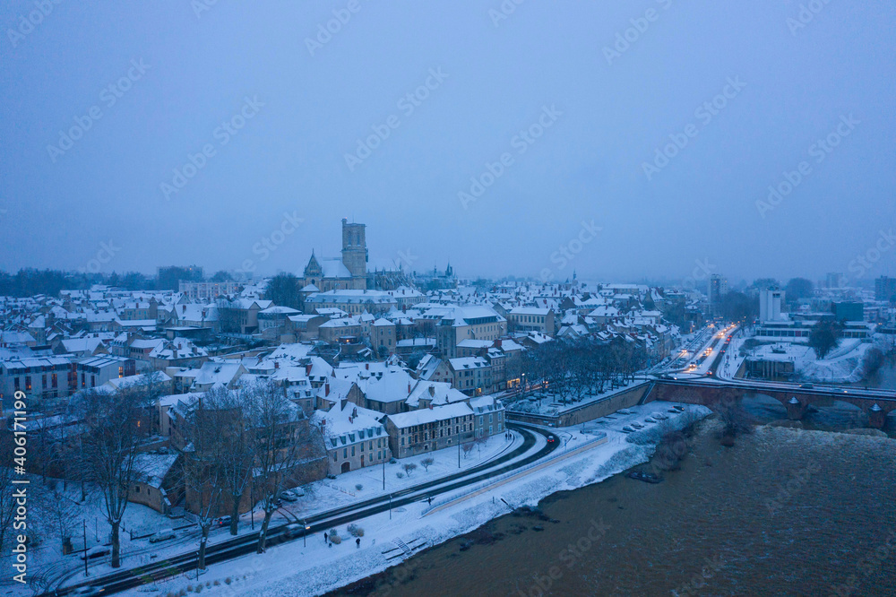 La ville de Nevers et les bords de Loire sous la neige, en Nièvre, en Bourgogne, en France.
