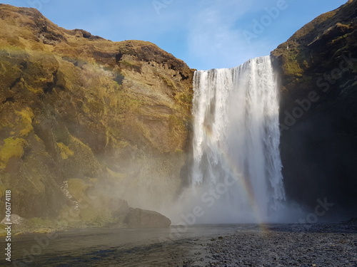 Wasserfall mit Regenbogen auf Island
