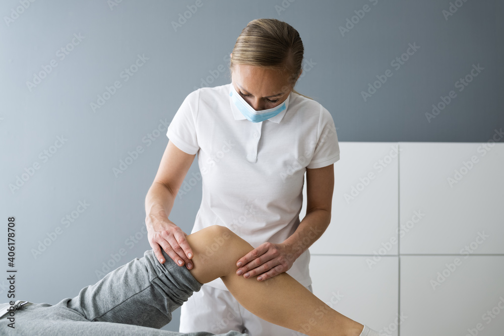 Fototapeta premium Knee Joint Sports Rehab Massage And Physiotherapy