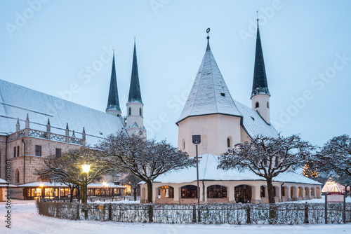 Kapellplatz im Schnee bei Morgendämmerung photo