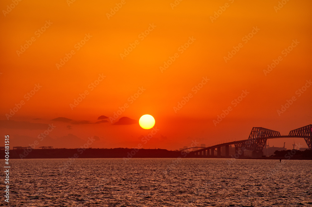Fototapeta premium 冬の東京湾での東京ゲートブリッジと日の入り 20210116