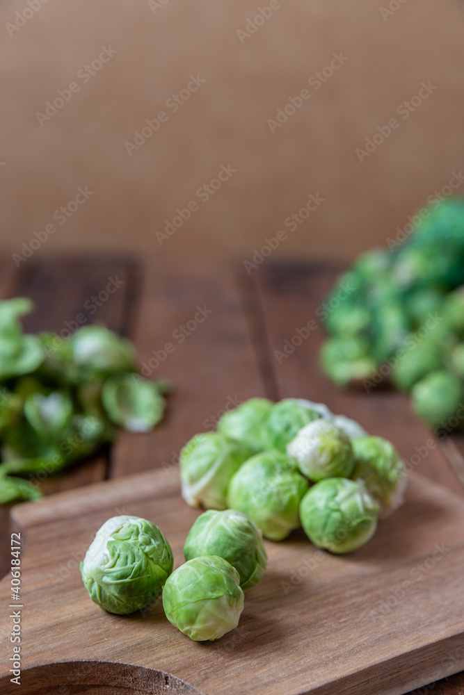 grüner geschälter Rosenkohl in der Küche auf einem Tisch aus Holz grüner geschälter Rosenkohl in der Küche auf einem Tisch aus Holz