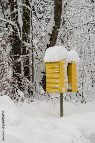 Schneebedeckter Postkasten der Post im Winter © Hannes Mallaun