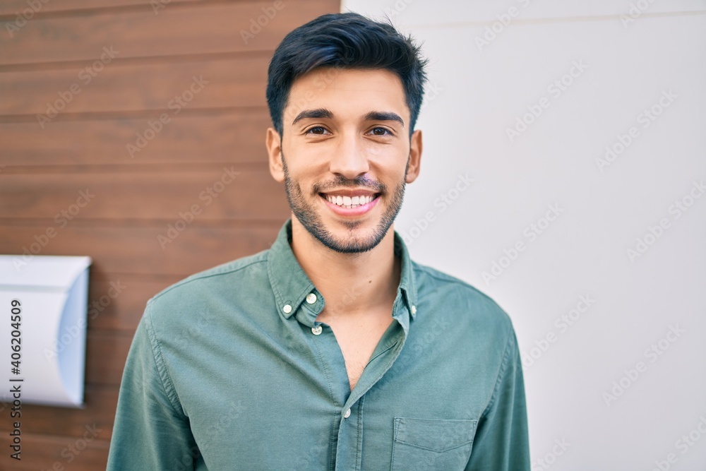 Obraz premium Young latin man smiling happy walking at the city.