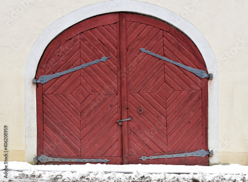 alte Fenster und Türen auf Holz, Farbe, Rost, verwittert, abbröckeln, verfallen, Ruine photo