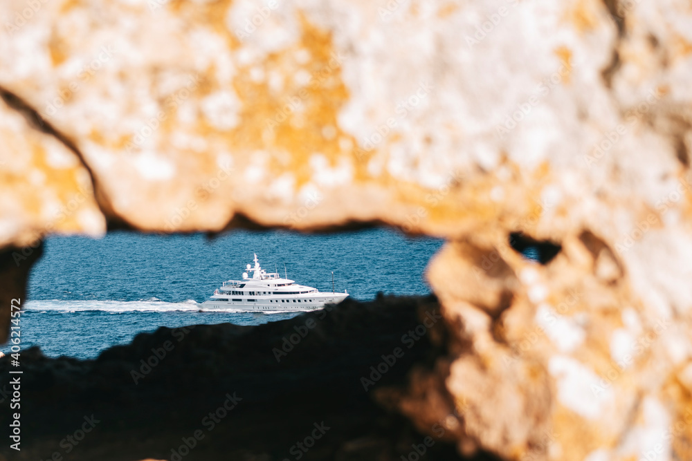 Fototapeta premium The yacht that crosses the sea