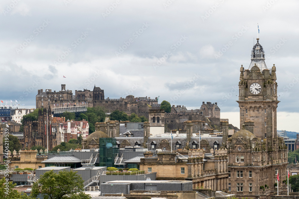 Blick über die Altstadt von Edinburgh auf den Schloßberg