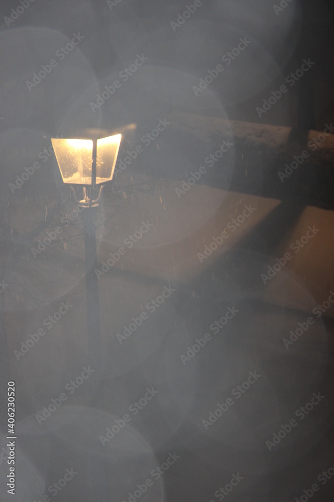 lampadaire sous la neige avec effet de lumière artistique lampadaire sous la neige avec effet de lumière artistique