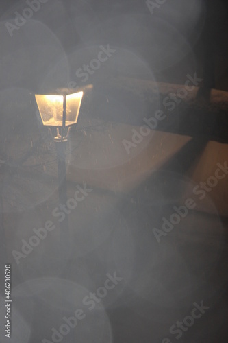 Φωτογραφία lampadaire sous la neige avec effet de lumière artistique