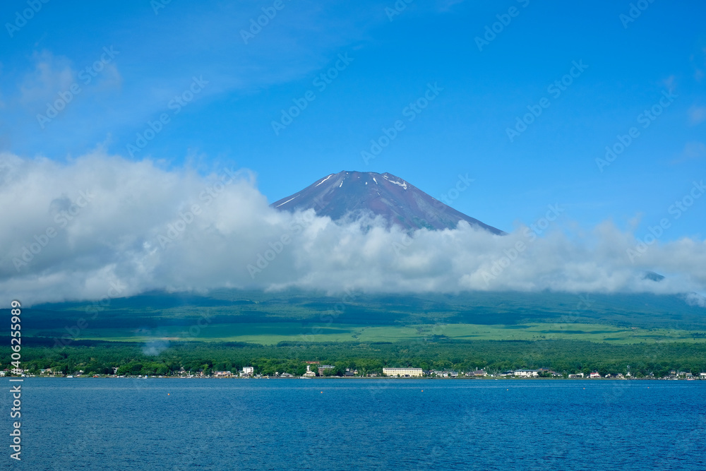 【山梨】雲に隠れる夏の富士山
