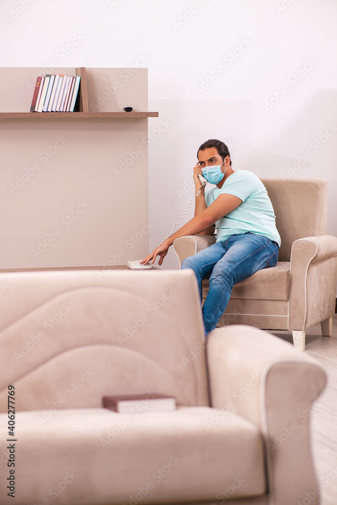 Obraz premium Young man boring at home during pandemic