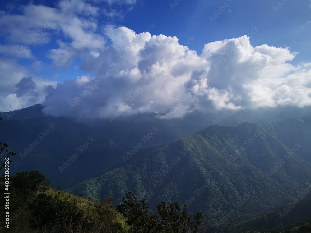 Obraz premium clouds over the Nilgiri mountains,Tamilnadu, India. 