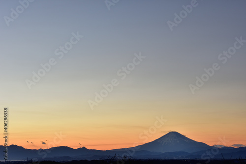 暮れなずむ富士山（夕景）