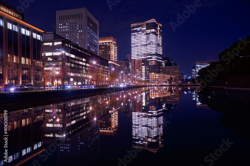 シティの夜景と水面のリフレクション