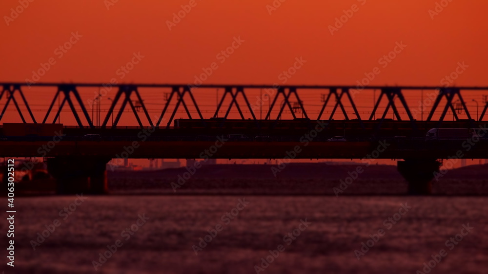 夕方の鉄橋と列車と川面