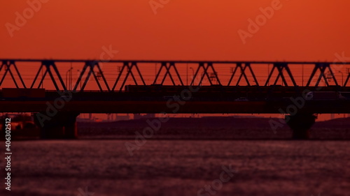 夕方の鉄橋と列車と川面