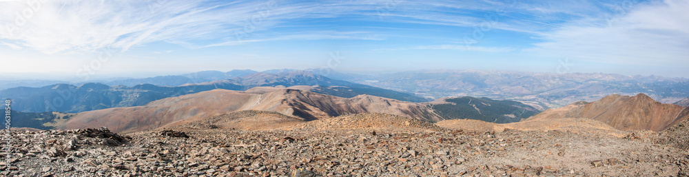 Panorama de los pirineos des del pico Puigmal. Senderismo de alta montaña