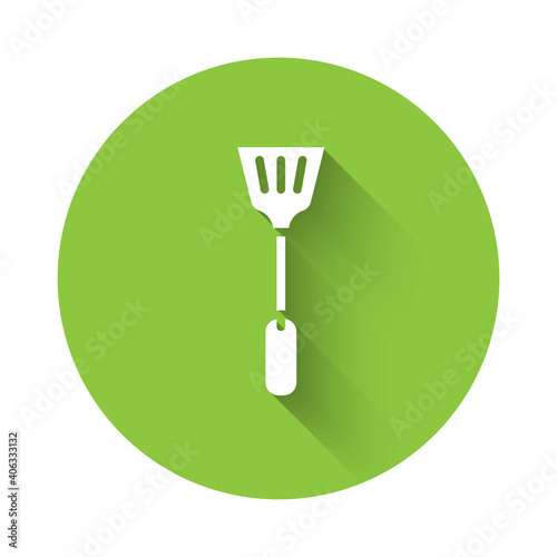 White Fly swatter icon isolated with long shadow. Green circle button. Vector.