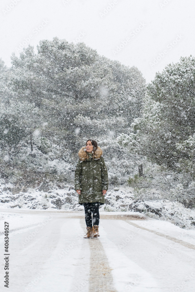 Mujer joven an la montaña con nieve