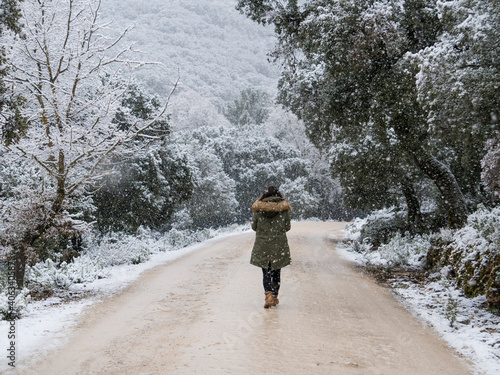 Mujer joven en una carretera con nieve