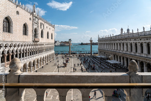 die berühmte Piazetta in San Marco, Venedig, Blick von der Markuskirche Richtung Meer photo