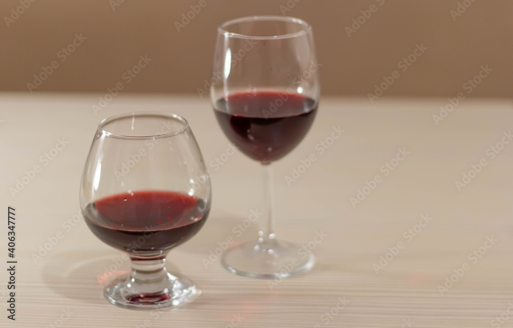 2 glasses of red wine are on the table