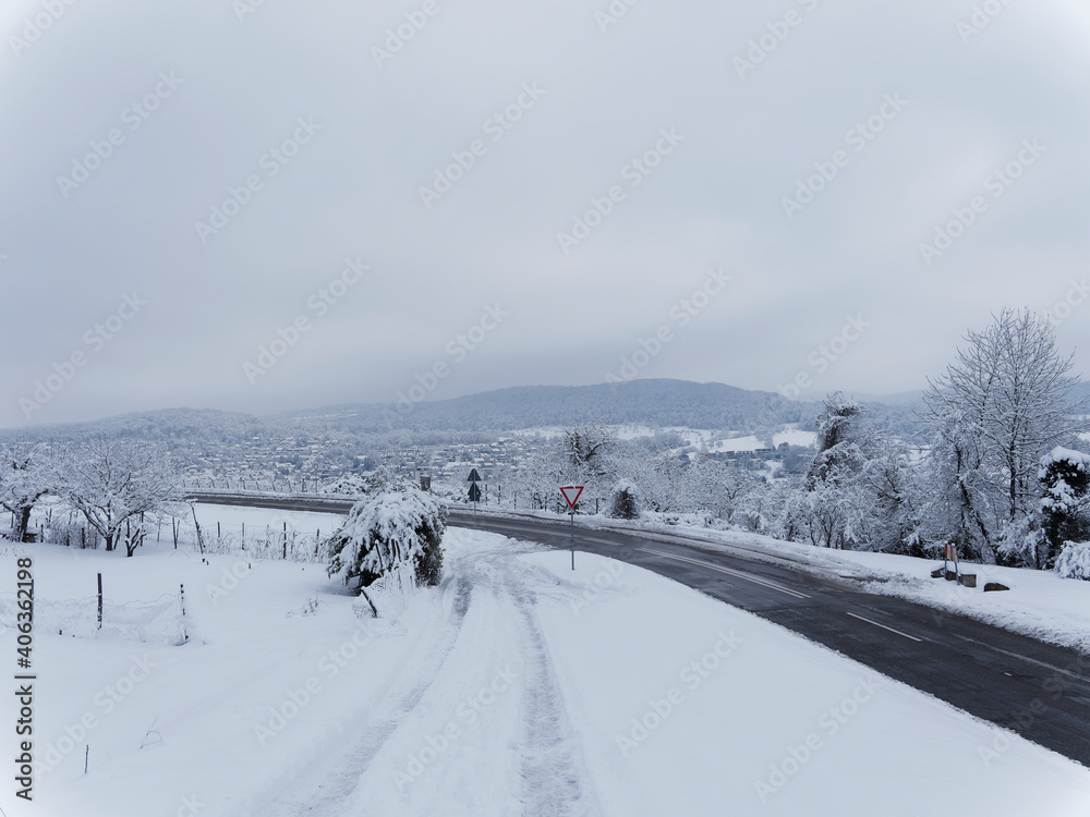 Blick über das schneebedeckte Lörrach von der Straße zwischen Weil-am-Rhein und Tullingen