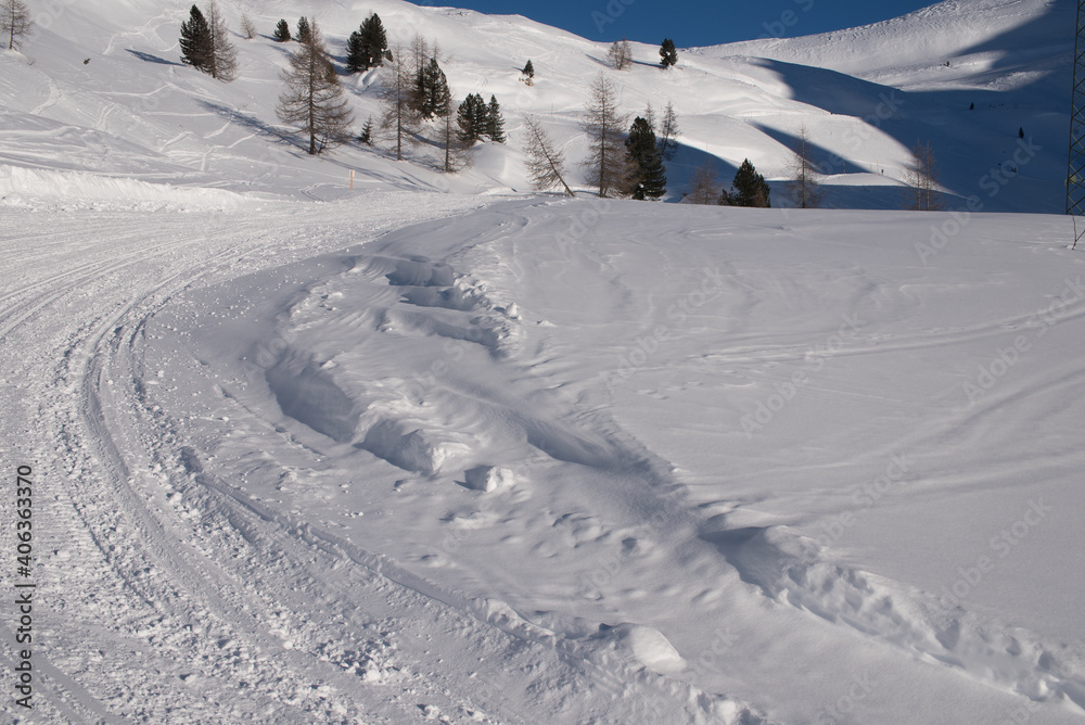 un bel panorama innevato di montagna, le dolomiti coperte dalla neve