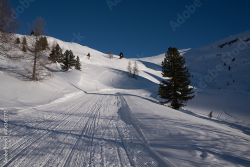un bel panorama innevato di montagna  le dolomiti coperte dalla neve