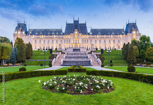 Obraz na płótnie Iasi, Romania. Garden of the Palace of Culture w salonie