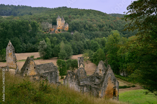 Plongée sur les ruines du château de Commarque (24620 Les Eysies-de-Tayac-Sireuil), département de la Dordogne en région Nouvelle-Aquitaine, France