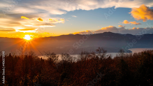 Tramonto sul Lago D'Orta scattato dal Monte Mesma, Piemonte, Italia.