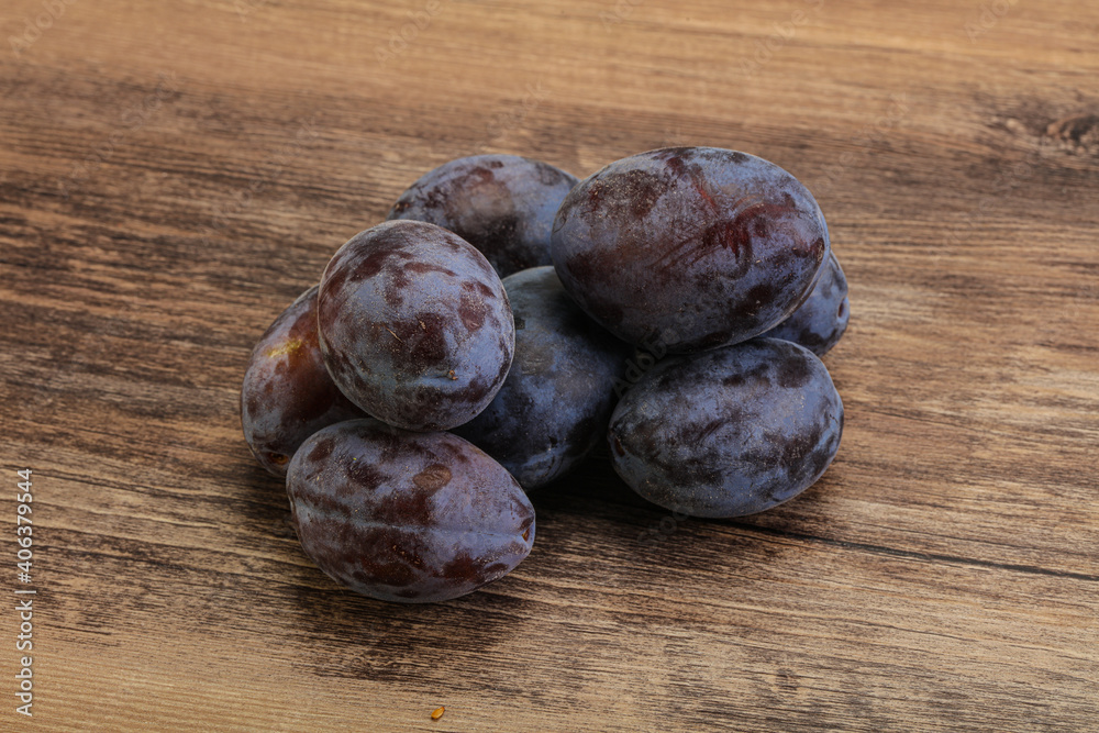 Obraz premium Purple sweet ripe plum heap