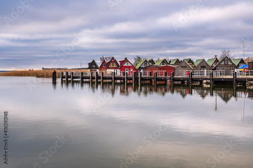Bootshäuser im Hafen von Althagen auf dem Fischland-Darß © Rico Ködder