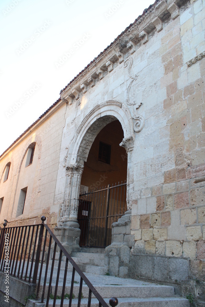 Portada de Iglesia en Segovia, España