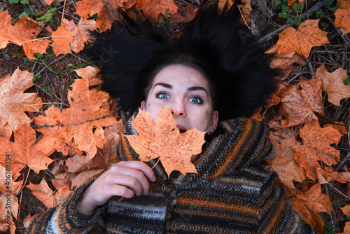 modella autunno sguardo occhi donna ragazza moda naturale guardare urlare foglie colori  photo