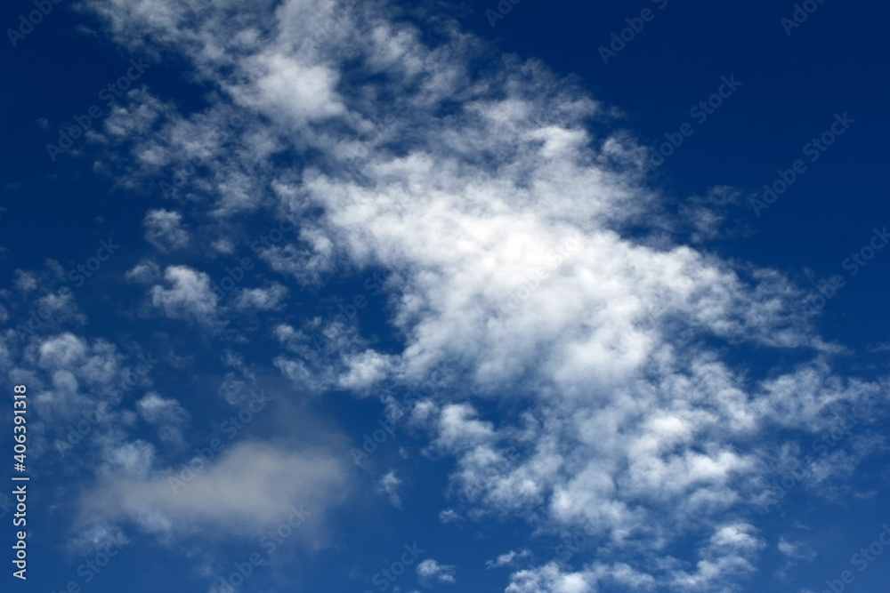 Nuvole bianche e sullo sfondo uno splendido cielo blu. Nuvole bianche e sullo sfondo uno splendido cielo blu.