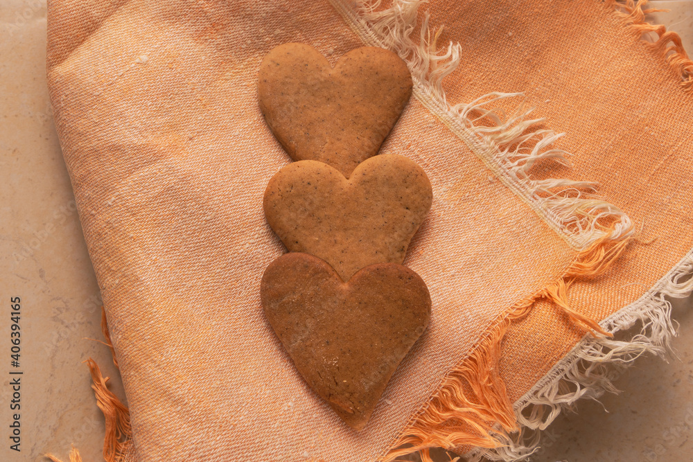 Obraz premium Heart shaped ginger craft cookie lies on a napkin