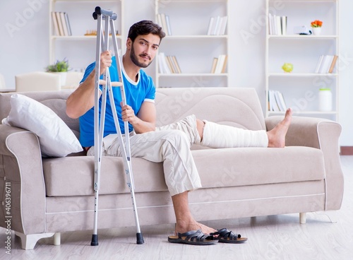 Valokuva Injured young man recovering at home