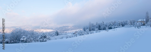Wundersch  ne winterliche Panoramaaufnahme. Blick vom Sch  nberg   ber das Jesuitenschloss nach Freiburg
