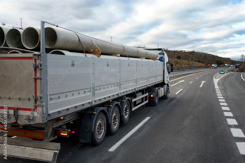 Un camión con el remolque descubierto que transporta mercancías por ...