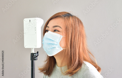 A woman was to check his body temperature. With floor-standing infrared thermometers To screen people with fever Prevent the spread of COVID-19