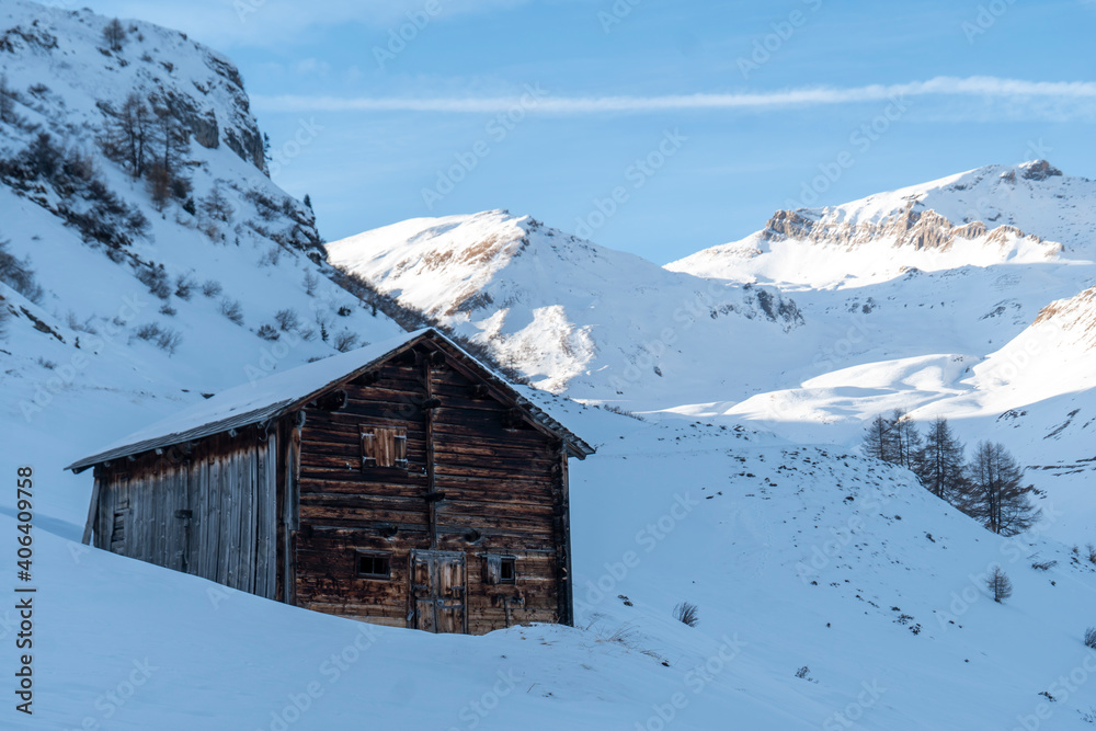 Alphütte in der verschneiten Alpenlandschaft